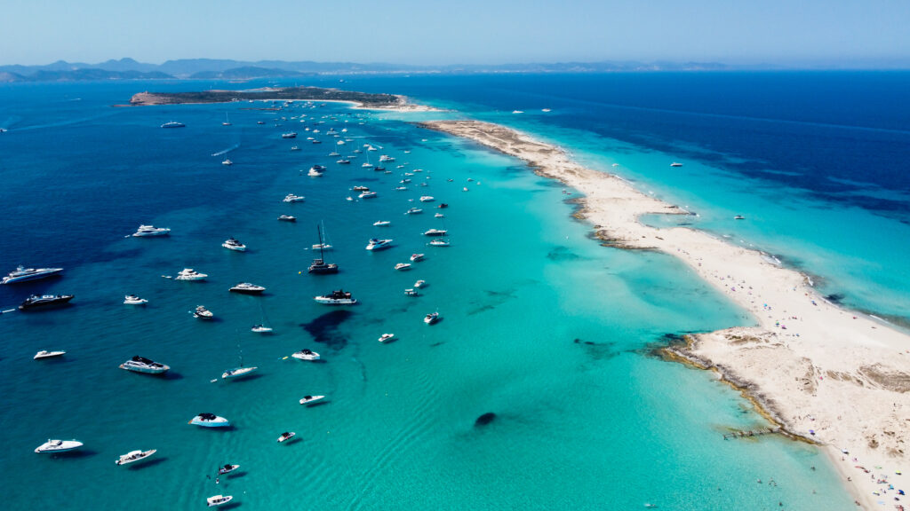 Un día en yate de Ibiza a Formentera: paraíso en el Mediterráneo